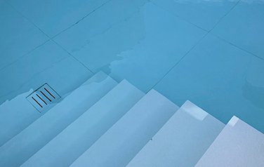 Steps into rooftop pool